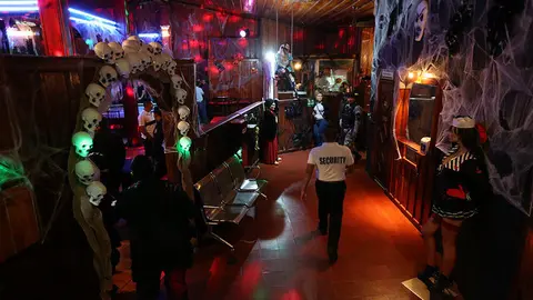 Las barra shows revisadas tenían un ambiente de Halloween debido a la época del año.