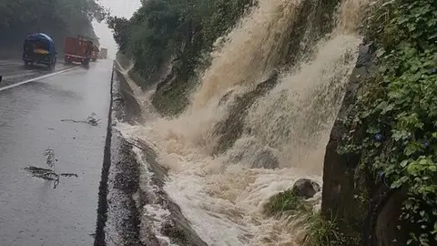 En Apastepeque, San Vicente, bajaron corrientes de agua desde las montañas. Foto: Comandos de Salvamento