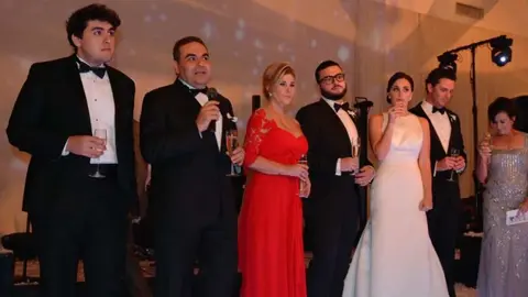 El expresidente Antonio Saca y dos de sus hombres de confianza fueron capturados en horas de la madrugada del 30 de octubre de 2016 durante la boda de su hijo, Gerardo Saca.