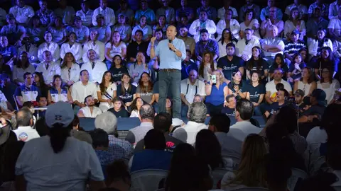 "Tenemos que	despertar y	decidir nuestro propio	destino", dijo Javier Simán.
