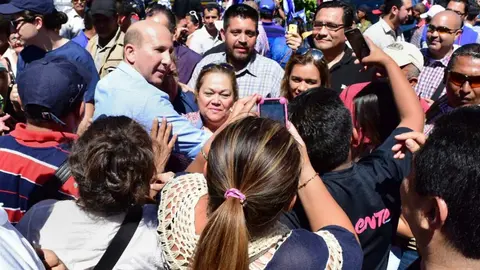Desde su llegada al Gimnasio Adolfo Pineda de Santa Tecla, el precandidato  presidencial fue bien recibido.