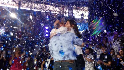 Rocío de Simán le brindó su total apoyo a su esposo, tras dar su discurso.