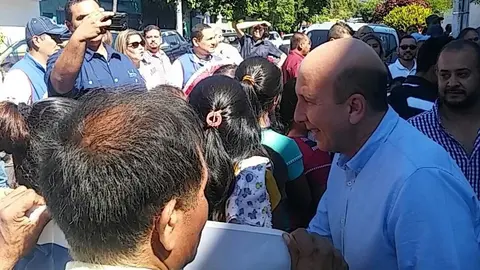 En la calle, las personas esperaban el saludo por parte de Javier Simán.