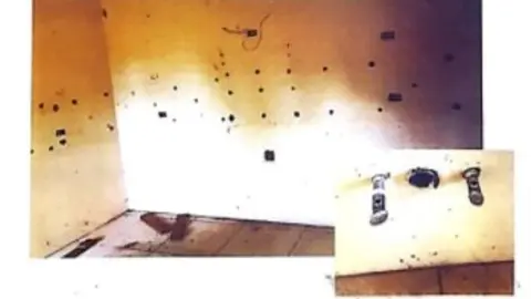 El cielo falso muestra daños debido a que las luminarias han sido arrancadas.