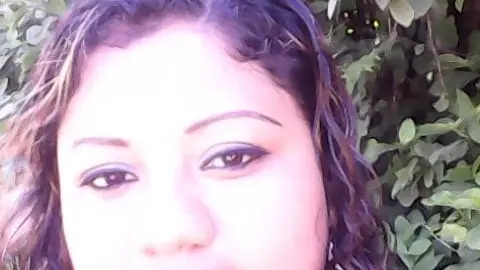 La joven tiene al menos cuatro tatuajes artísticos en su cuerpo.