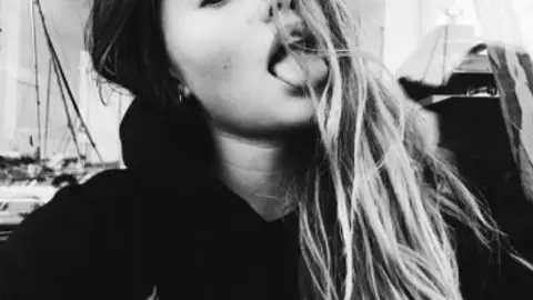 La joven francesa ha dicho que se siente feliz de trabajar a lado de modelos de belleza que siempre admiró.