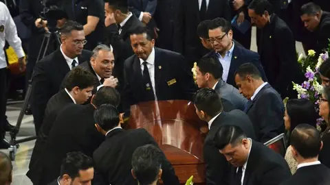 El féretro del pastor estuvo presente durante toda la ceremonia. Foto: Warner Velázquez