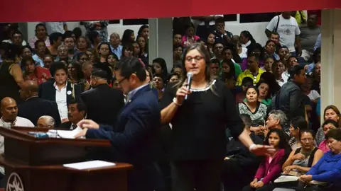 La hija de Toby, Gina López Bertrand, fue la primera en dirigirse a la feligresía. Foto: Warner Velázquez