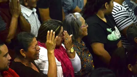 Miles de miembros del la iglesia llegaron a dar el último adiós a su pastor. Foto: Warner Velázquez