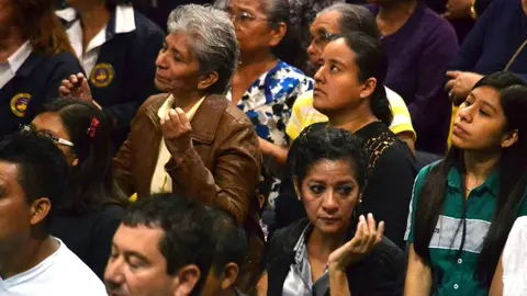 Las personas comenzaron a llegar antes de que se abrieran las puertas del templo. Foto: Warner Velázquez