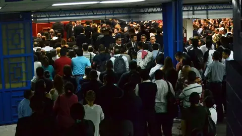 La gente no cupo dentro del templo. Foto: Warner Velázquez