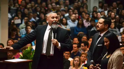 Toby Jr. inició el acto de gracias en el que se quebró ante el dolor de perder a su padre. Foto: Warner Velázquez