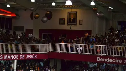 Entre alabanzas y recuerdos del pastor la comunidad del Tabernáculo Bíblico Bautista "Amigos de Israel" despidieron a su líder. Foto: Warner Velázquez