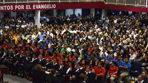 El templo estuvo lleno hasta media noche. Foto: Warner Velázquez