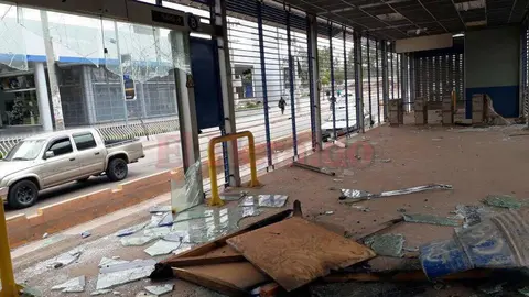 Las paradas del Trans 450, un servicio de buses que no opera en Tegucigalpa, fueron destruidas. Foto: Diario El Heraldo