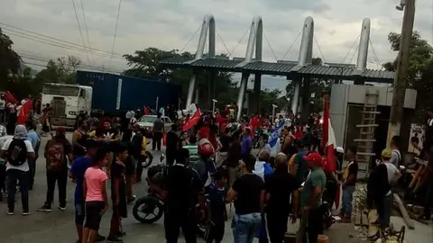 El acceso a San Pedro Sula (norte) desde la capital fue bloqueado por manifestantes. Foto: TeleSur