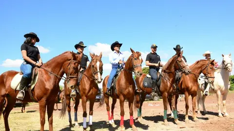Ortiz fue acompañado de un selecto grupo de jinetes que inauguraron el festival.