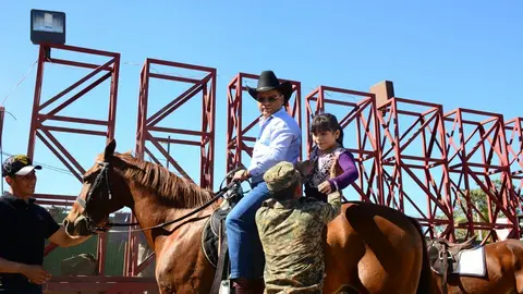 El vicemandatario incluso tuvo como compañera de viaje a una niña.