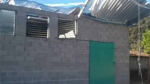 En el centro de acopio de la Cooperativa del cantón La Presa, de El Congo en Santa Ana, se han desprendido los techos. No es vivienda y no hay daños personales.