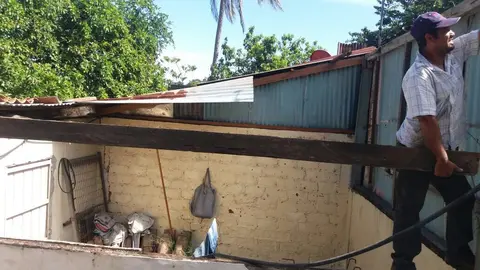 El techo de una casa en la colonia Montreal de Mejicanos cedió ante la fuerza de los vientos, este domingo. Foto: Cruz Verde