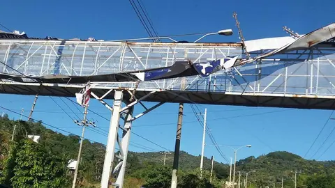 Rótulo a punto de caer por fuertes vientos en el Km. 15 de Autopista Comalapa, sentido al aeropuerto.