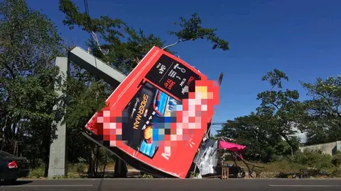 Los fuertes vientos ocasionaron que una valla publicitaria cayera en una champa ubicada sobre la carretera Panamericana, a la altura del kilómetro 136, por el puente Ochoa, a pocos metros de la entrada principal de la colonia Aurora, en San Miguel.