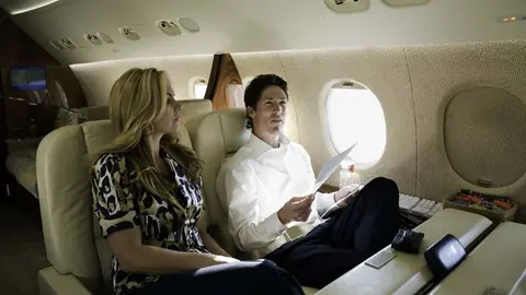 Las predicas de Joel Osteen y su esposa en la glesia de Lakewood, en Houston son basadas en el evangelio de la prosperidad. Y como no lo haría si se estima que junto a su esposa Victoria tienen una fortuna de $40 millones la cual les permite viajar por todo Estados Unidos evangelizando en su jet privado.