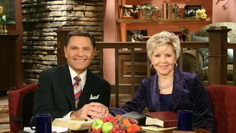 Otro predicador reconocido por sus mensajes de abundancia es Kenneth Copeland, quien es fundador de una organización cristiana llamada Kenneth Copeland Ministries, y que le ha valido para poseer un patrimonio estimado en $25 millones.