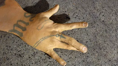 La obra recrea elementos como los tatuajes que lucen los criminales.