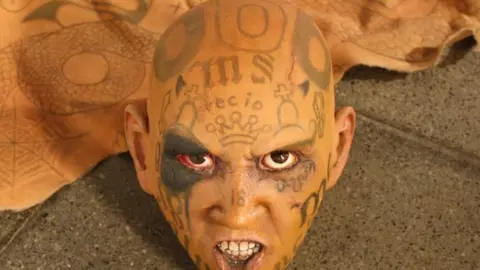 “La gente habla de esculturas hiperrealistas, yo las veo más cerca de la taxidermia de los museos de historia natural, o de las colecciones de cacería privada”, explica el artista mexicano Renato Garza.