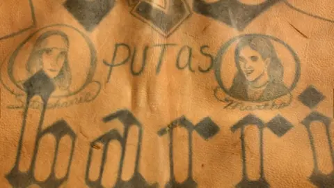 Las piezas simulan piel humana y recrean algunos de los tatuajes más comunes entre los criminales.