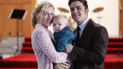 Bassette tiene 33 años, es madre de tres hijos y es graduada de la universidad.