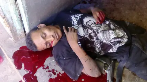 El francotirador tenía a dos escuderos que lo protegían mientras atacaba a los agentes.