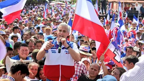 El presidente del partido ARENA, Mauricio Interiano, impulsando la campaña de alcaldes.