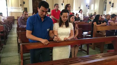 Miguel Pereira y su esposa asistieron a una misa en una iglesia de San Miguel.