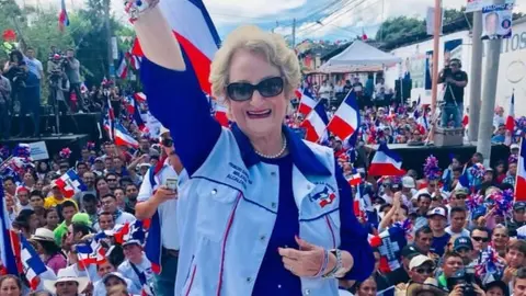 Milena de Escalón, de ARENA, busca conquistar a los electores de Santa Ana.