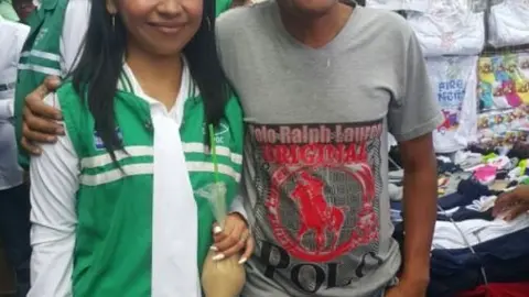 La candidata del PDC, Yesenia Hernández, visitó el centro de San Salvador.