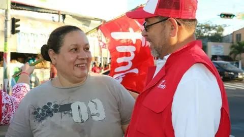 Simón Paz, el candidato de Mejicanos visitó a los habitantes del municipio.