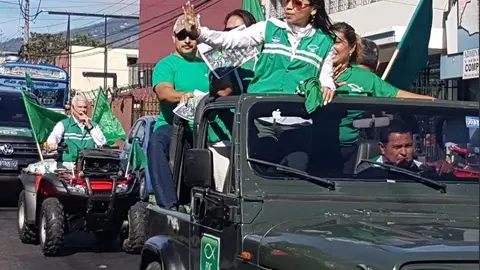 La candidata del PDC, Yesenia Hernández, visitó el centro de San Salvador.