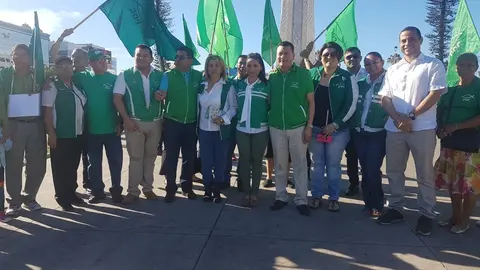 Yesenia Hernández reunió a su equipo de trabajo en el monumento de El Salvador del Mundo.
