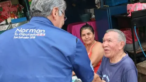 Norman Quijano busca la reelección como diputado, por lo que salió a pedir el voto.