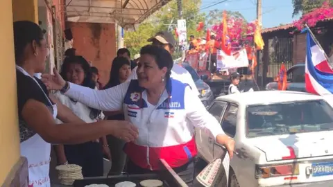 Margarita Escobar recorrió Santiago Texacuangos, junto a su alcalde Alberto Estupinian.