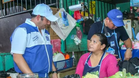 Ramón Kury recorrió el mercado municipal de Apopa para platicar con los comerciante