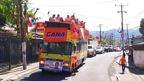Guillermo Gallegos organizó una caravana con la que visitó diversos puntos de San Salvador