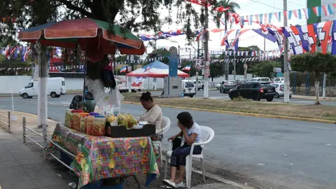 Diversos comerciantes se preparan con sus productos para venderlos durante las elecciones a las afueras de Cifco.