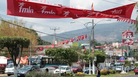 Los partidos políticos aprovecharon los espacios y los tamaños de las banderas para acaparar la vista de los que transitan en el lugar.