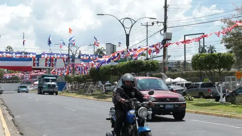 La avenida Revolución es una de las calles más transitadas de la zona metropolitana de San Salvador, donde los partidos políticos aprovecharon a llenar los espacios con su propaganda.