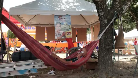 Un militante del FMLN aprovecha descansar en una hamaca, mientras se acercan los procesos electorales, en las cercanías del kiosco donde el día "D" darán información a los votantes.