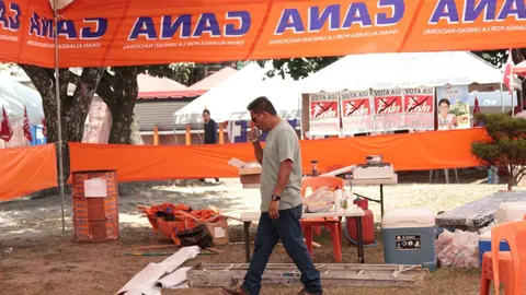 Los militantes del partido GANA aprovechan a descansar y refrescarse en horas del medio día.