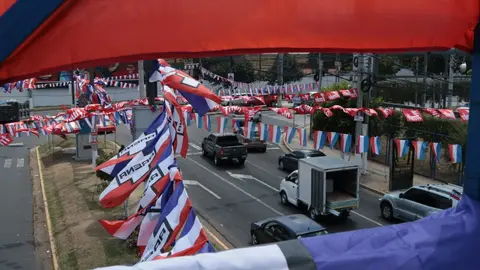 Los postes del tendido, pasarelas, postes, ningún espacio se quedó sin cubrir en las afueras de Cifco.